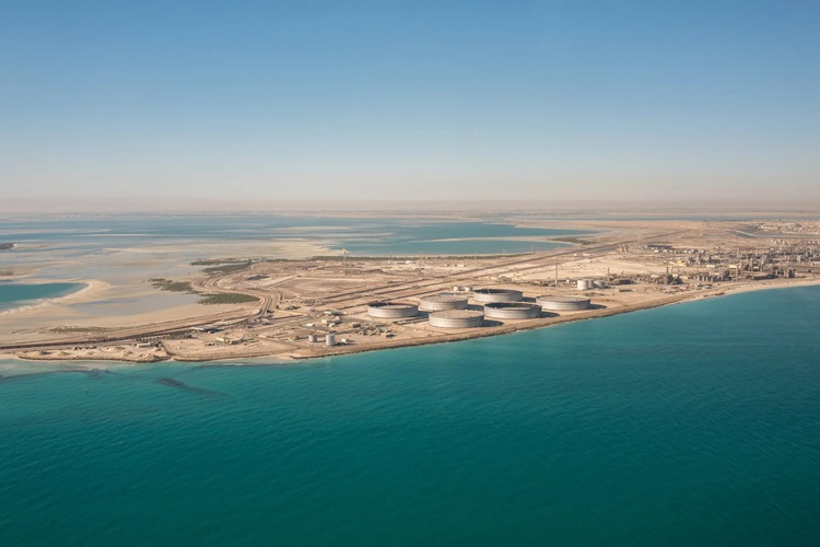 Một bến dầu tại cảng biển Ras Tanura ở Arab Saudi. Ảnh: NY Times.