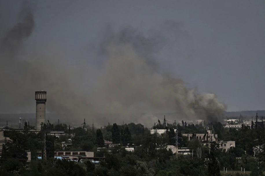 Khói bụi bốc lên sau pháo kích ở thành phố Severodonetsk, tỉnh Lugansk, miền đông Ukraine hôm 2/6. Ảnh: AFP.