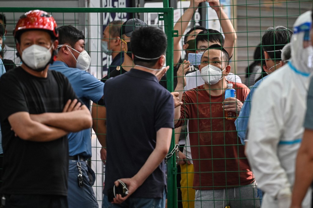 Người dân trong khu cách ly đối thoại với cán bộ phòng dịch tại quận Từ Hối, Thượng Hải, ngày 6/6. Ảnh: AFP