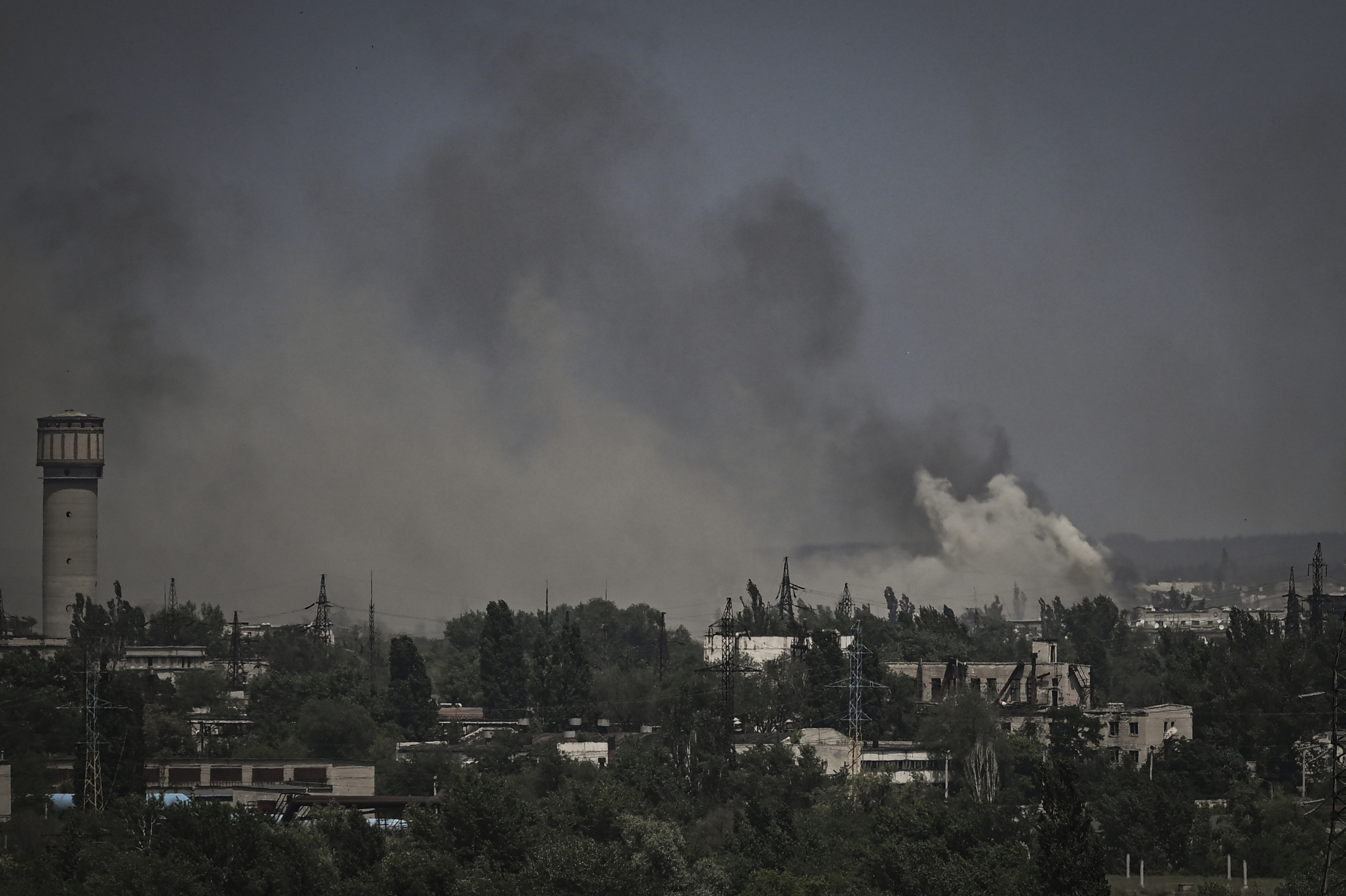 Khói bốc lên do giao tranh ở thành phố Severodonetsk, tỉnh Lugansk, miền đông Ukraine hôm 2/6. Ảnh: AFP.