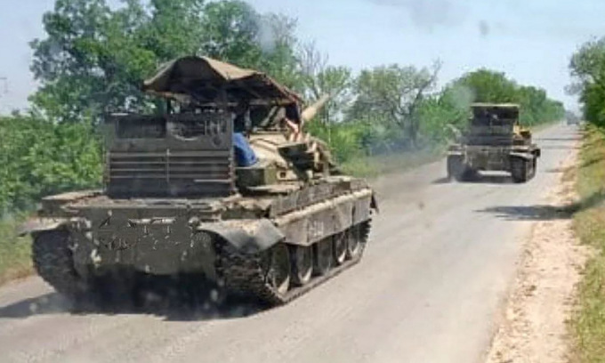 Xe tăng T-62M Nga di chuyển ở tỉnh Kherson trong ảnh công bố hôm 6/6. Ảnh: Telegram/Herson Vestnik.