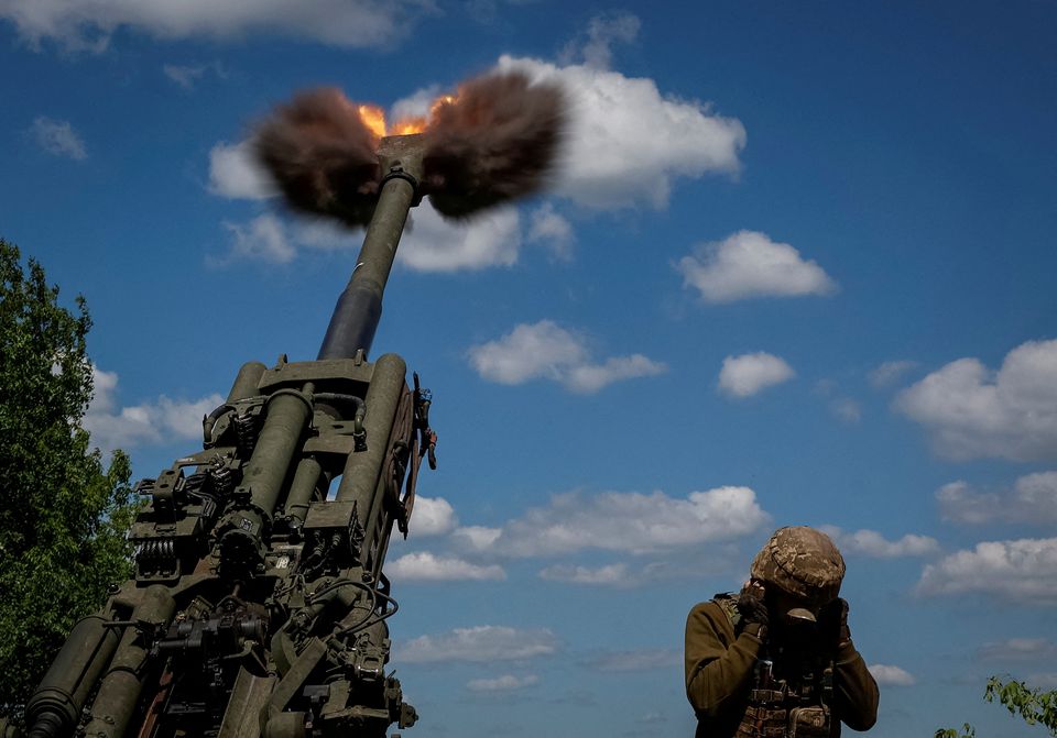 Lính Ukraine khai hỏa khẩu lựu pháo M777 ở Donetsk, miền đông Ukraine hôm 6/6/. Ảnh: Reuters.