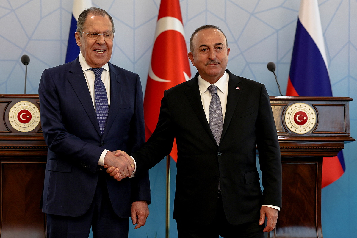 Ngoại trưởng Nga Sergei Lavrov (trái) và Ngoại trưởng Thổ Nhĩ Kỳ Mevlut Cavusoglu bắt tay trong cuộc họp báo ở Ankara hôm nay. Ảnh: Reuters.