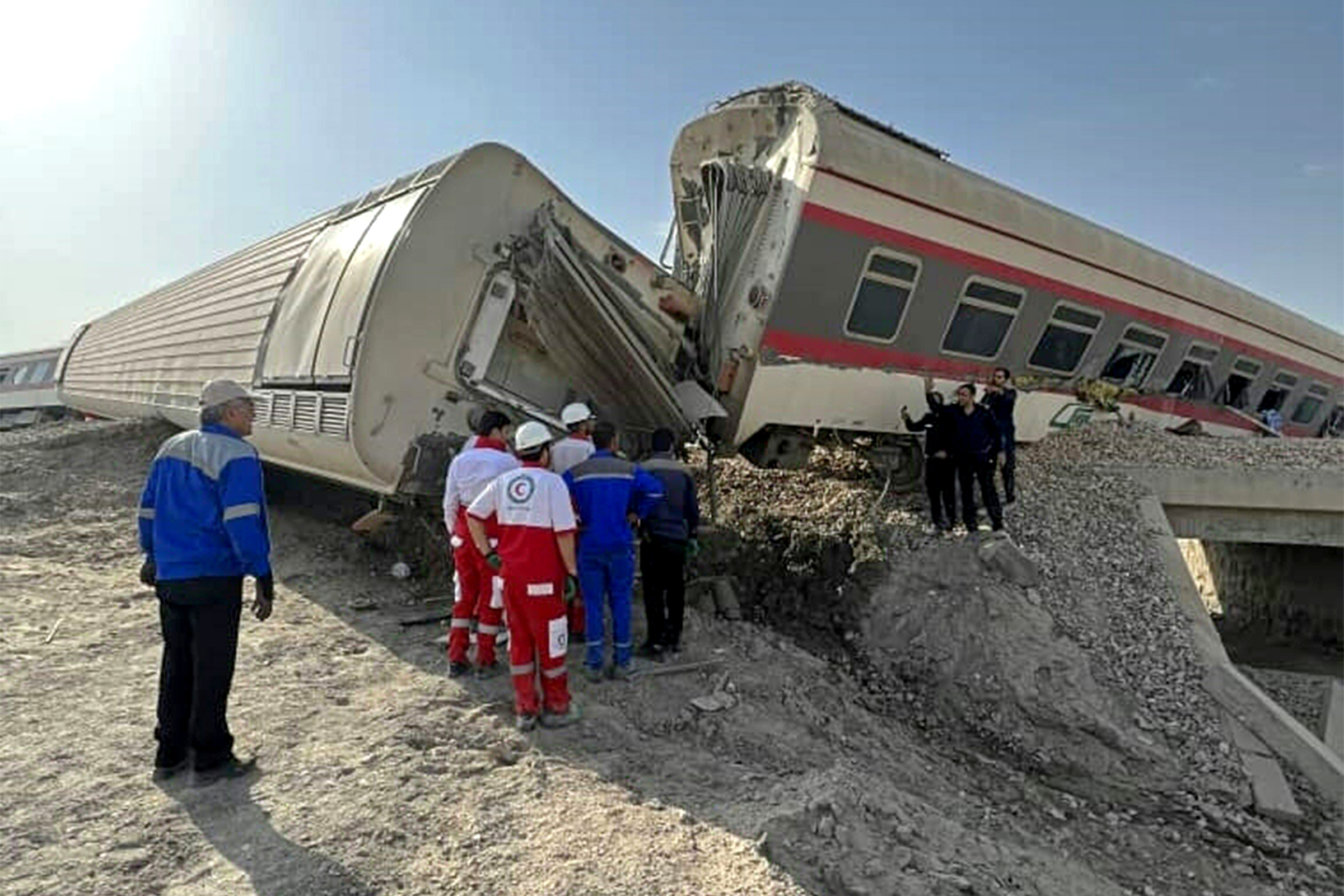 Hiện trường vụ tai nạn tàu hỏa gần thành phố Tabas, miền trung Iran, hôm 8/6. Ảnh: AFP.
