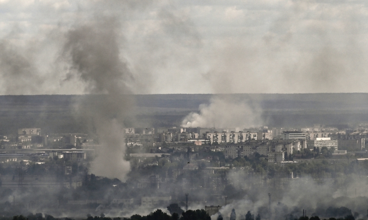 Khói bốc lên sau các cuộc pháo kích ở thành phố Severodonetsk, Donbass, miền đông Ukraine, hôm 7/6. Ảnh: AFP.