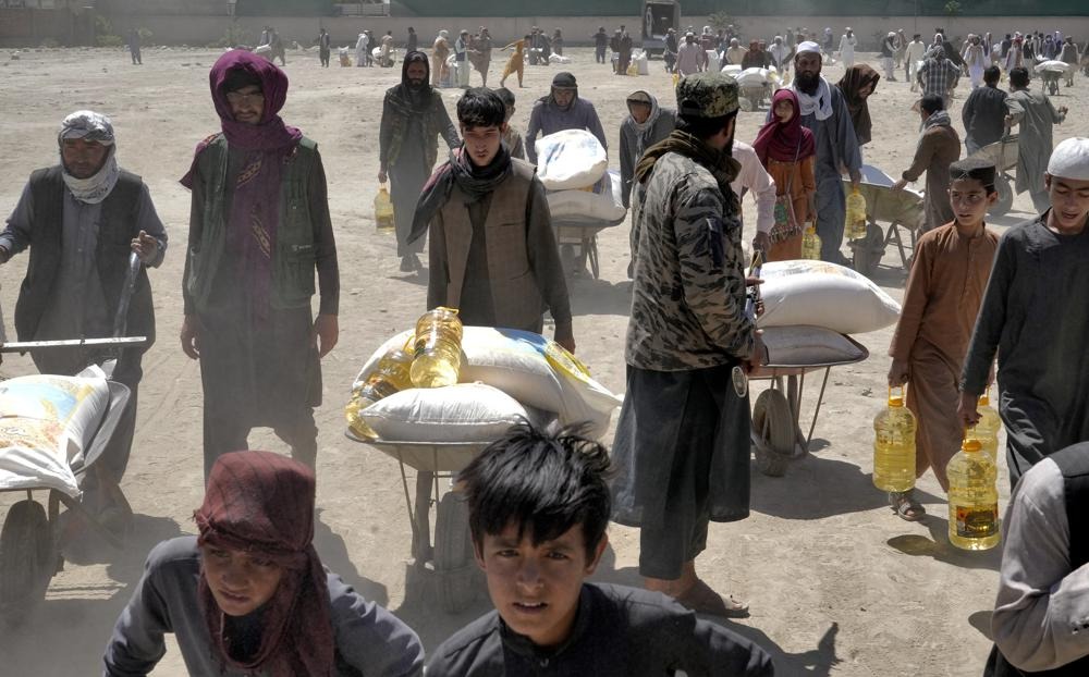 Người dân Afghanistan nhận khẩu phần lương thực do một nhóm viện trợ nhân đạo Trung Quốc gửi tới ở Kabul ngày 30/4. Ảnh: AP