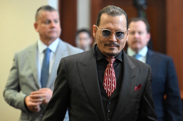 Hậu kiện tụng với vợ cũ, Johnny Depp lại hầu tòa vì cáo buộc hành hung nhân viên - Ảnh 2.