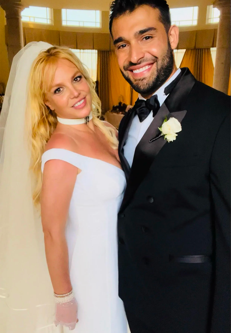 Britney Spears (trái) và Sam Asghari trong đám cưới hôm 9/6. Ảnh: Shutterstock