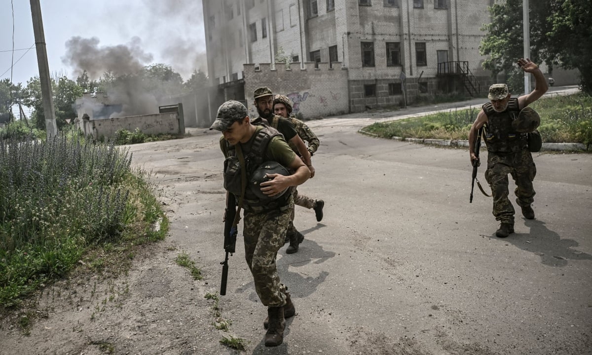 Quân nhân Ukraine chạy đến công sự ẩn nấp giữa đợt pháo kích của quân đội Nga tại Lysychansk, tỉnh Luganks ở miền đông vào ngày 11/6. Ảnh: AFP.