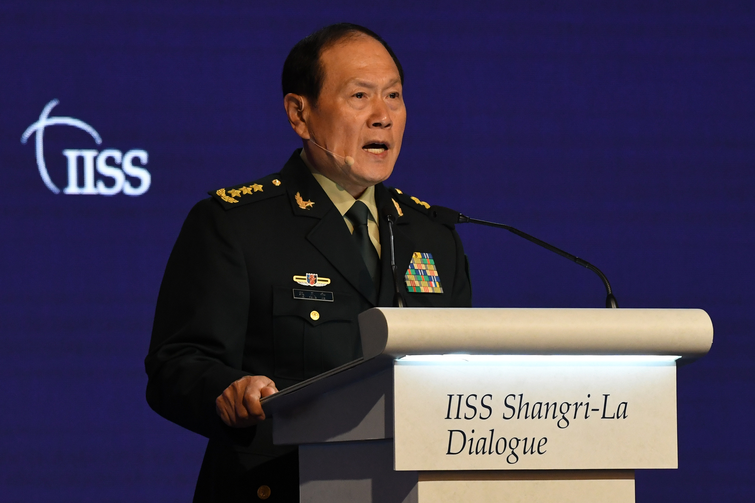 Bộ trưởng Ngụy Phượng Hoàng phát biểu tại Đối thoại Shangri-La ở Singapore hôm 12/6. Ảnh: AFP.