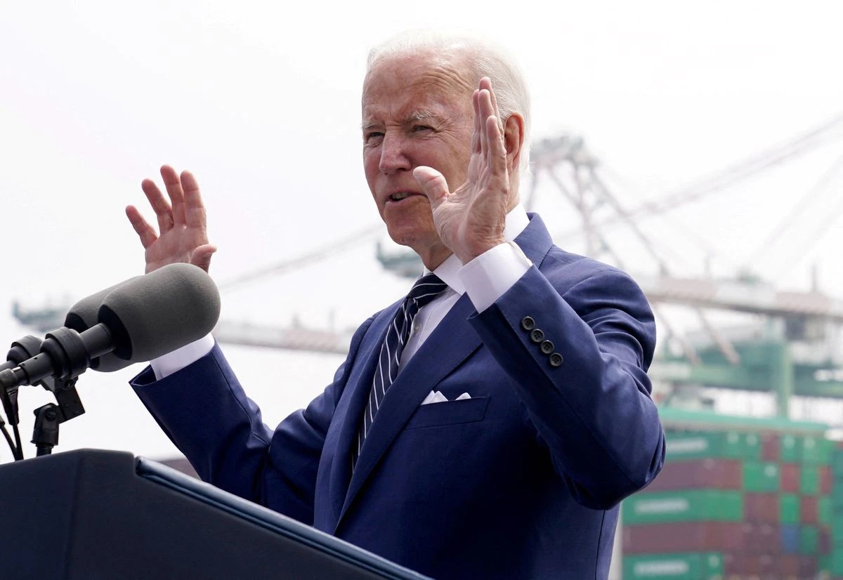 Tổng thống Biden phát biểu khi thăm cảng Los Angeles, ngày 10/6. Ảnh: Reuters.