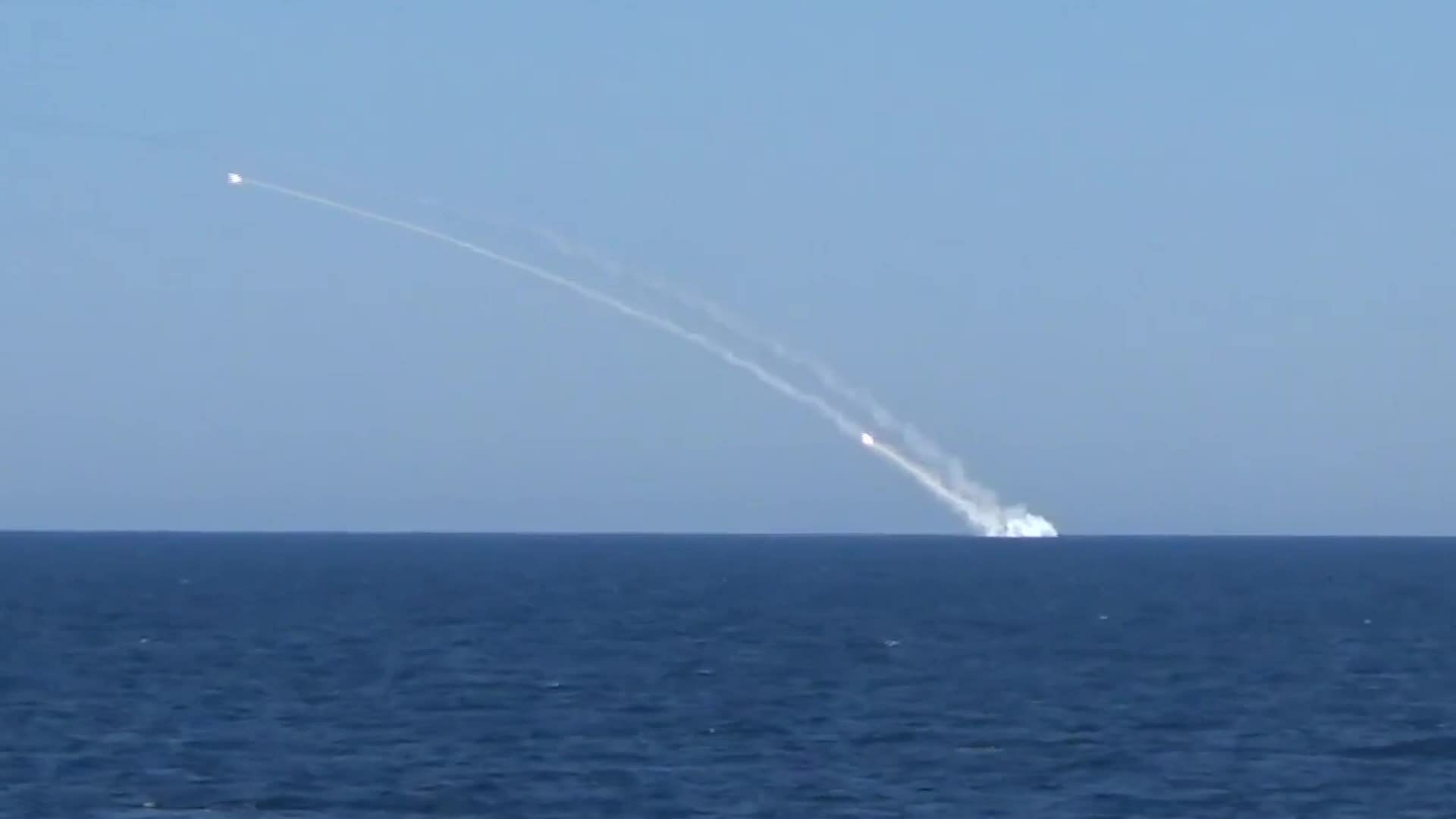 Tên lửa Kalibr phóng từ tàu ngầm Nga trên Biển Đen nhằm vào vị trí lực lượng Ukraine hồi cuối tháng 5. Ảnh: BQP Nga.