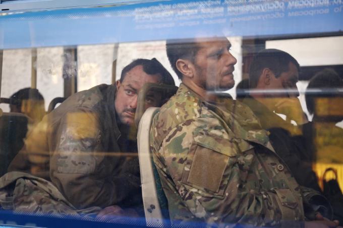 Quân nhân Ukraine ngồi trên xe buýt sau khi được sơ tán khỏi nhà máy thép Azovstal bị bao vây ở Mariupol. Ảnh: AP.