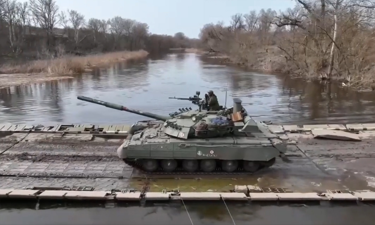 Xe tăng Nga vượt sông Siverskyi Donets trên cầu phao ngày 9/4. Ảnh: BQP Nga.