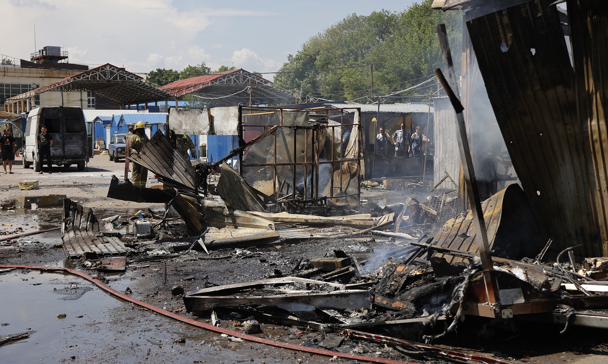 Khu chợ bị cháy trong đợt pháo kích tại Donetsk, miền đông Ukraine, hôm 13/6. Ảnh: AFP.