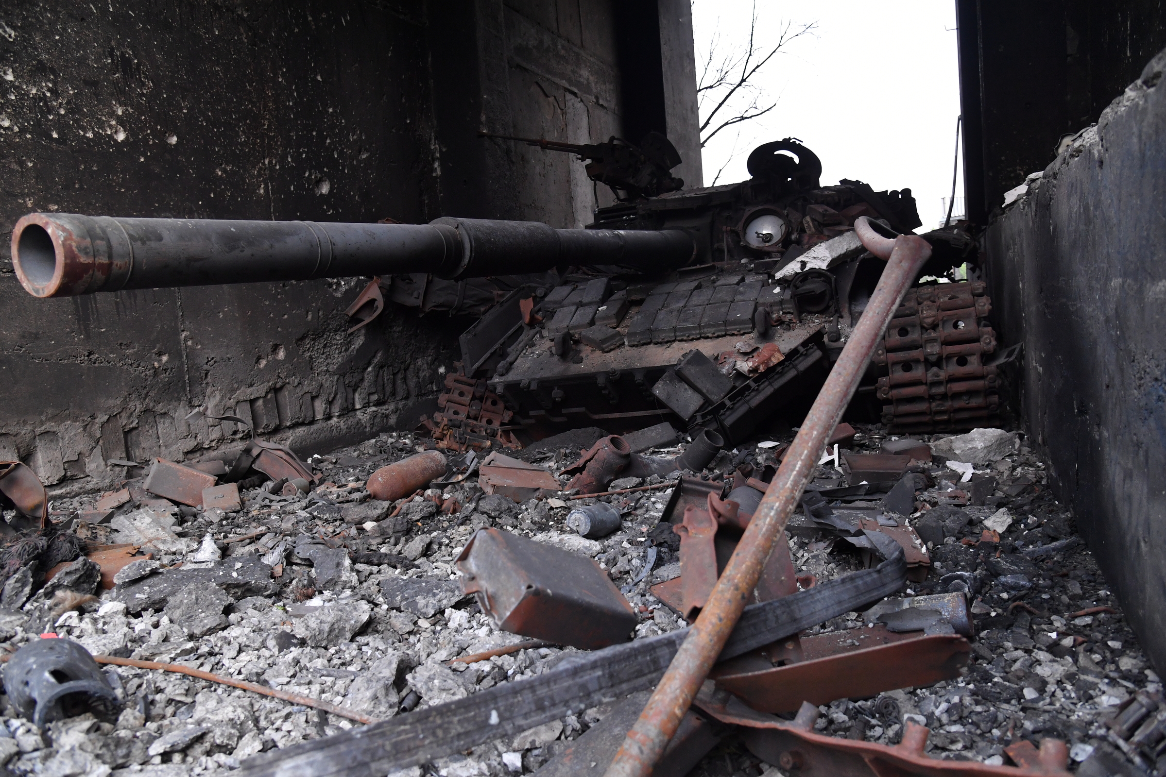 Xác xe tăng T-64BV bị phá hủy tại một khu dân cư ở Severodonetsk, miền đông Ukraine, hôm 13/6. Ảnh: AFP.