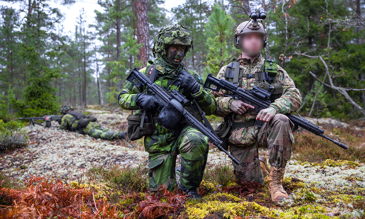 Binh sĩ Thụy Điển (trái) và Mỹ (phải) trong cuộc diễn tập chung tại quốc gia Bắc Âu tháng 11/2020. Ảnh: US Army.