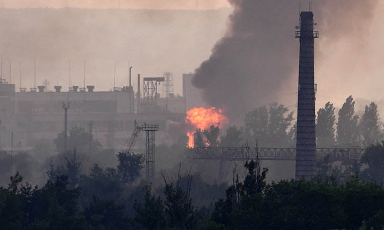 Khói lửa bốc lên ở khu vực nhà máy Azot, thành phố Severodonetsk, miền đông Ukraine, hôm 11/6. Ảnh: AFP.