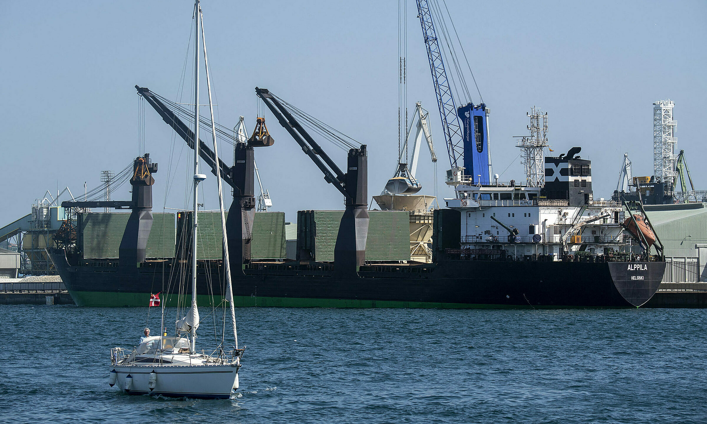 Tàu chở ngũ cốc Alppila tại cảng A Coruna, Tây Ban Nha ngày 13/6. Ảnh: AFP.