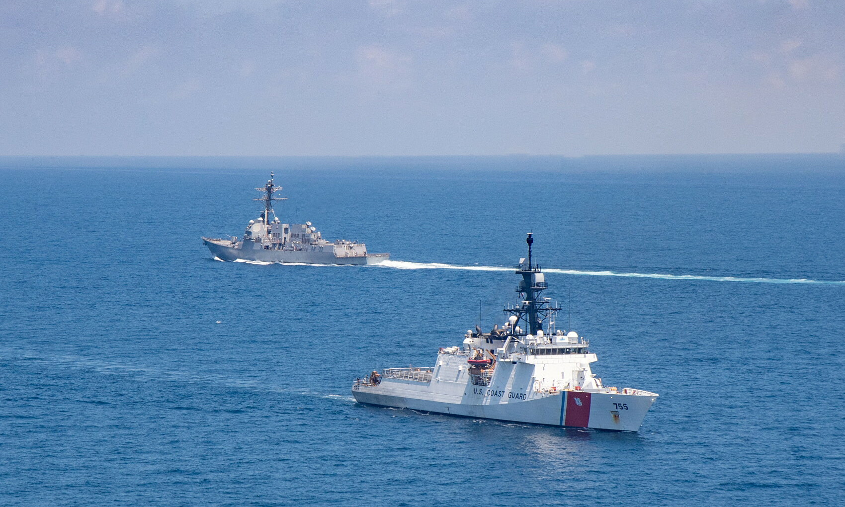 Tàu khu trục USS Kidd và tàu tuần duyên Munro của Mỹ ở eo biển Đài Loan vào tháng 8/2021. Ảnh: Reuters.