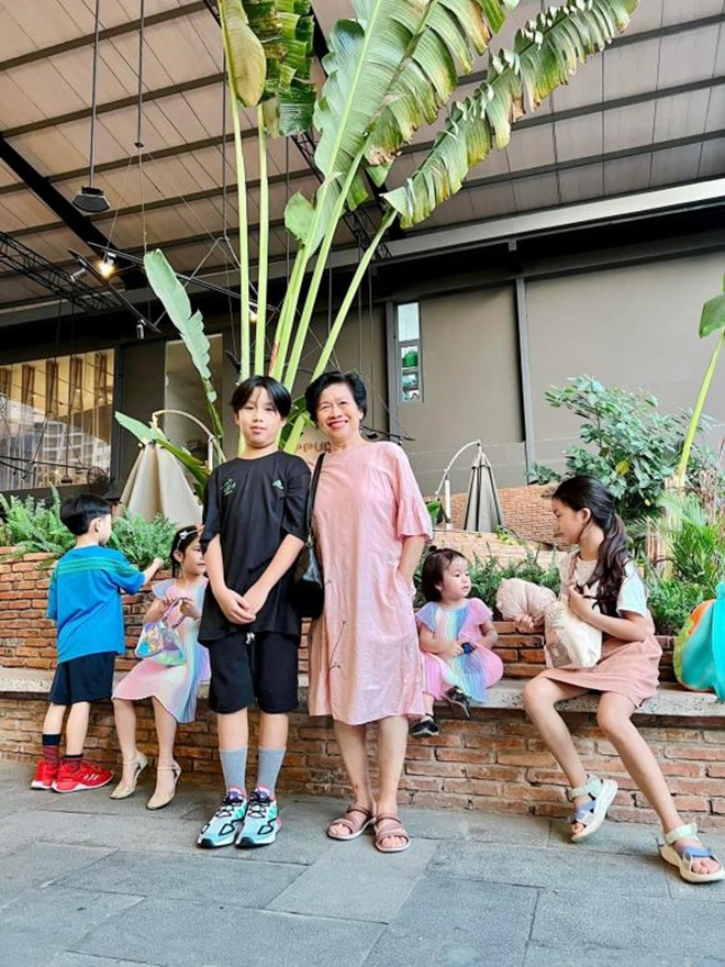 Sao Việt 24h: Ốc Thanh Vân xúc động khen con mình đẹp trai, cậu nhóc đã cao bằng bà ngoại - 5