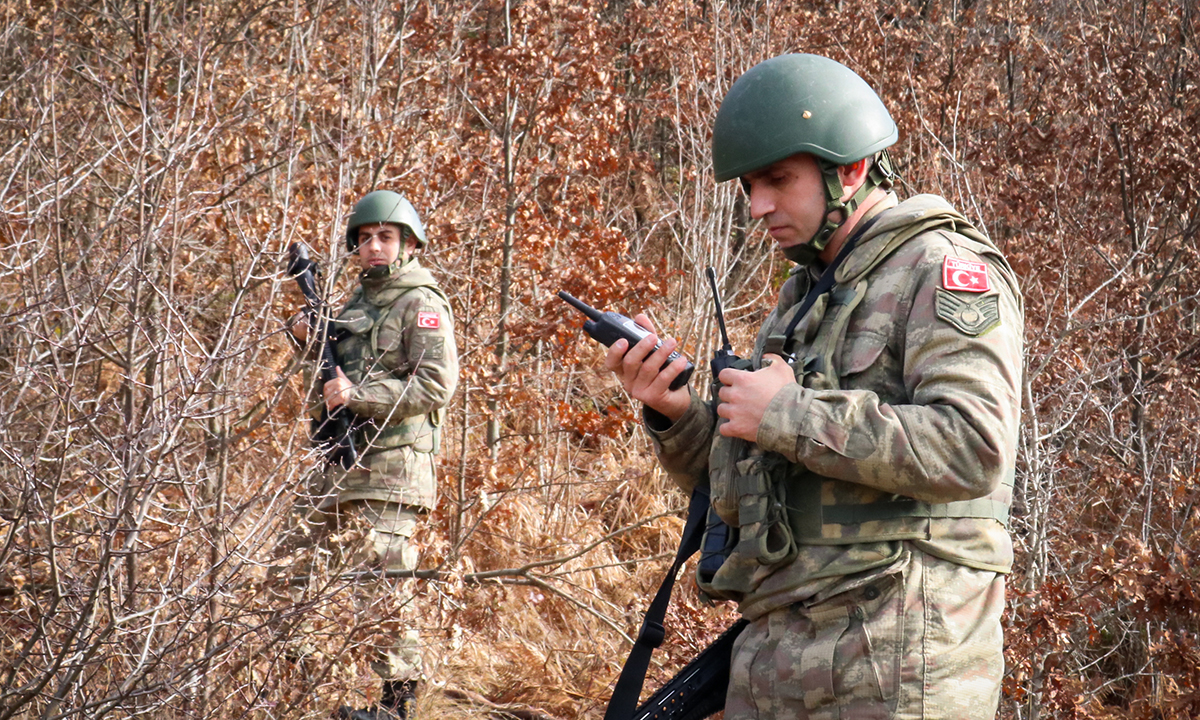 Binh sĩ Thổ Nhĩ Kỳ thuộc lực lượng gìn giữ hòa bình của NATO đi tuần tại Kosovo tháng 2/2021. Ảnh: US Army.