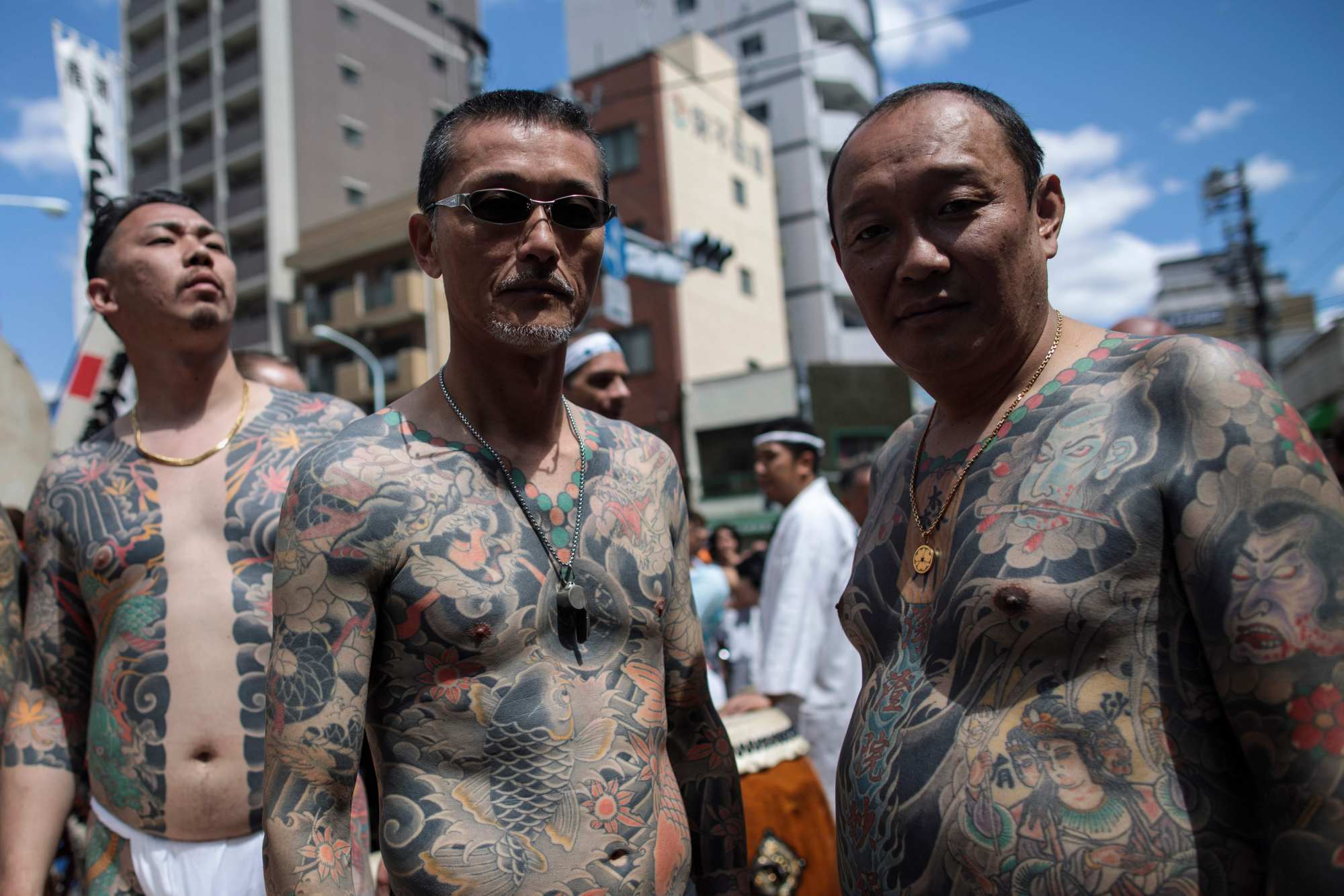 Những người đàn ông mang hình xăm liên quan tới yazuka tại một lễ hội ở Tokyo năm 2018. Ảnh: AFP.