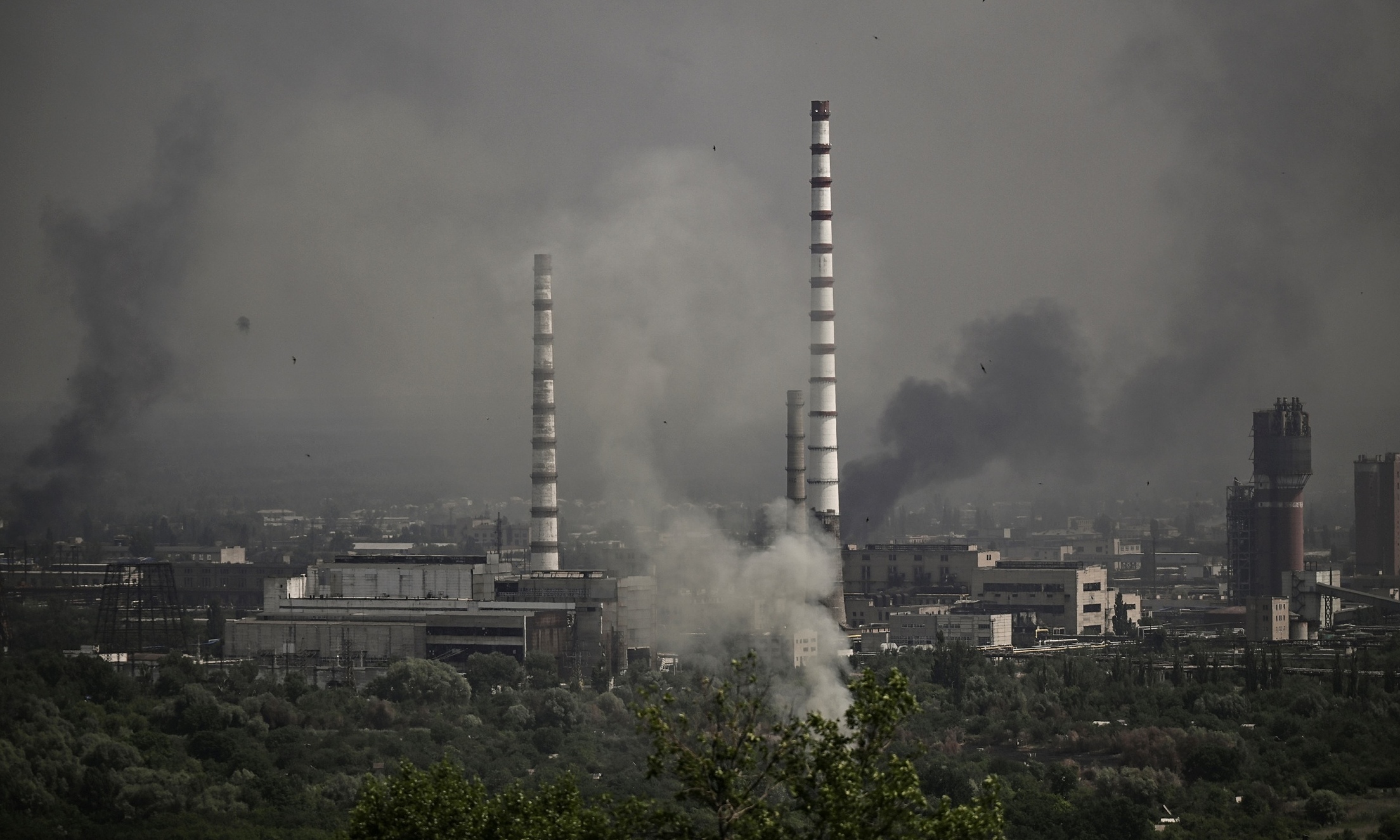 Khói bốc lên trong giao tranh ở thành phố Severodonetsk, miền đông Ukraine, hôm 14/6. Ảnh: AFP.