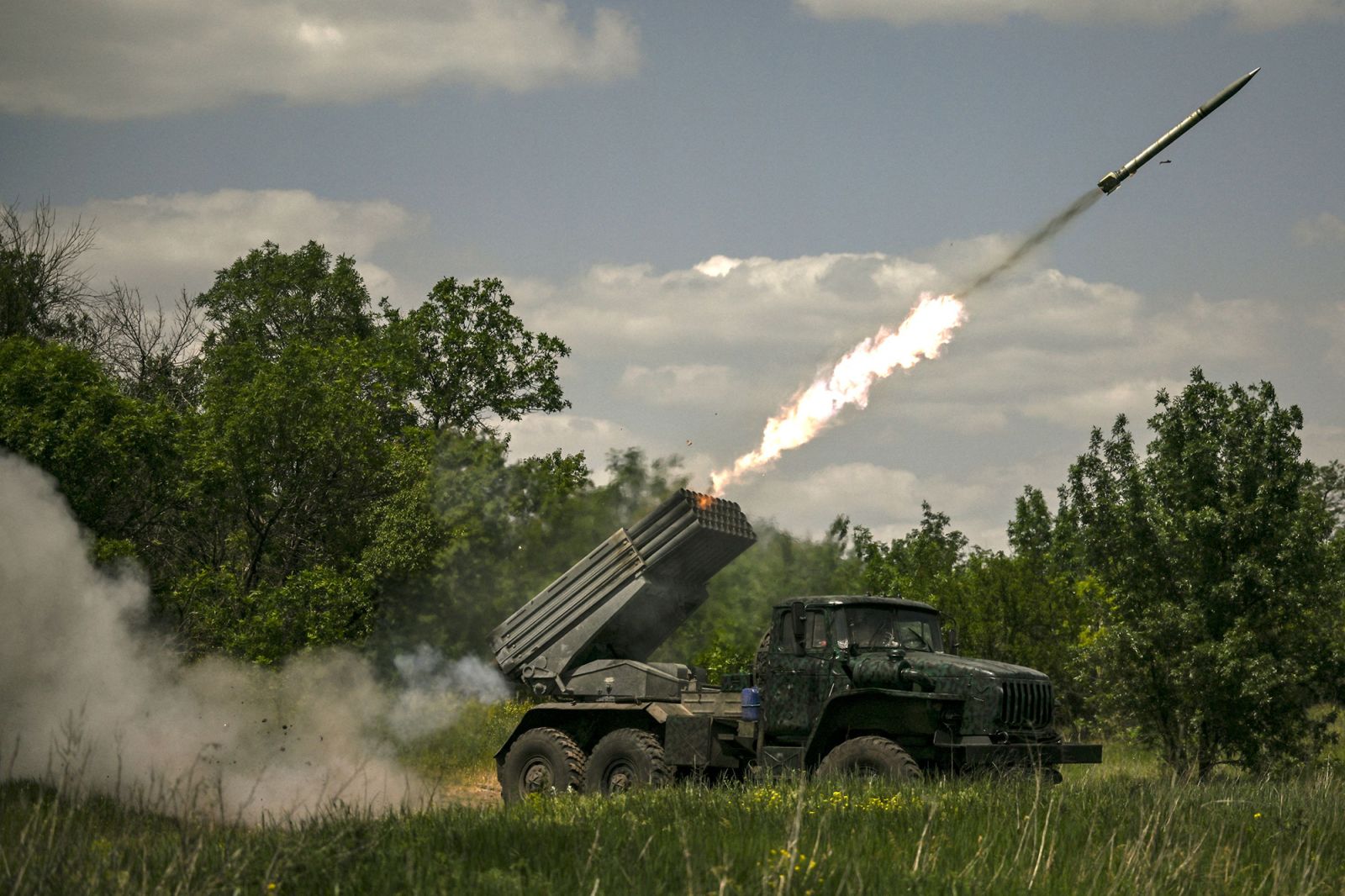 Lực lượng Ukraine khai hỏa hệ thống rocket MLRS tại vùng Donbass, miền đông Ukraine hôm 7/6. Ảnh: AFP.