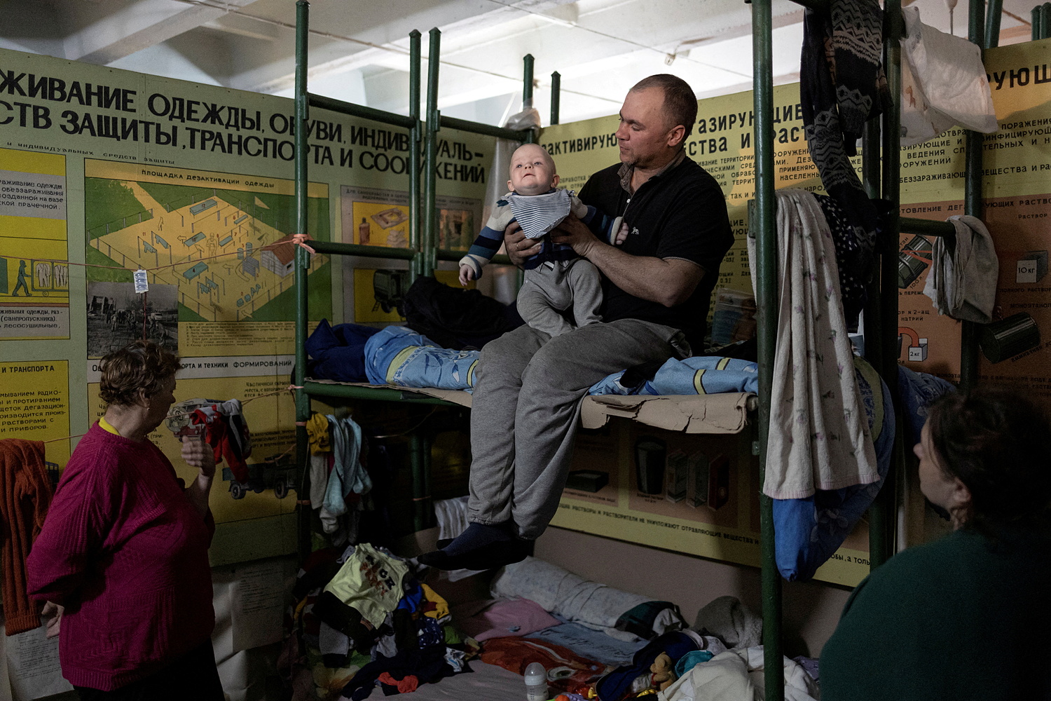 Một gia đình ẩn náu trong tầng hầm nhà máy hóa chất Azot ở thành phố Severodonetsk, tỉnh Lugansk, miền đông Ukraien ngày 16/6. Ảnh: Reuters.