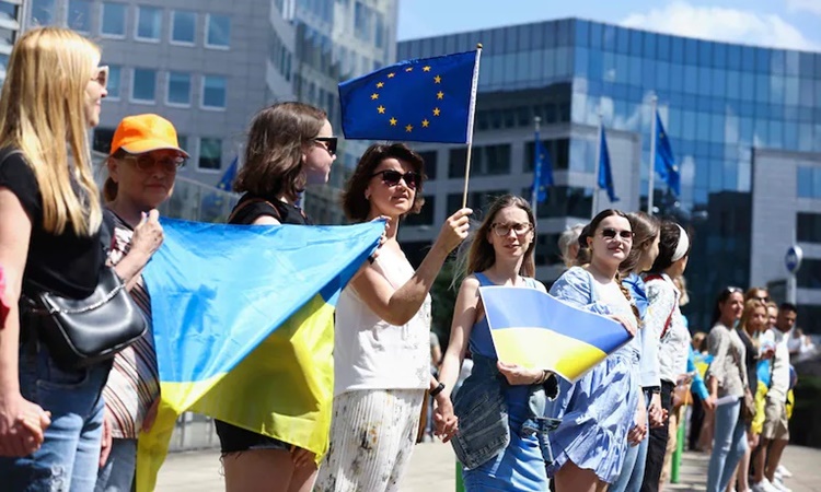 Biểu tình ủng hộ Ukraine gia nhập EU bên ngoài trụ sở của Ủy ban châu Âu ở Brussels, Bỉ, hôm 12/6. Ảnh: AFP.