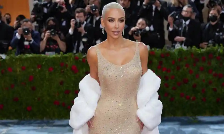 Hậu trường Kim Kardashian thử váy Marilyn Monroe cho Met Gala 2022