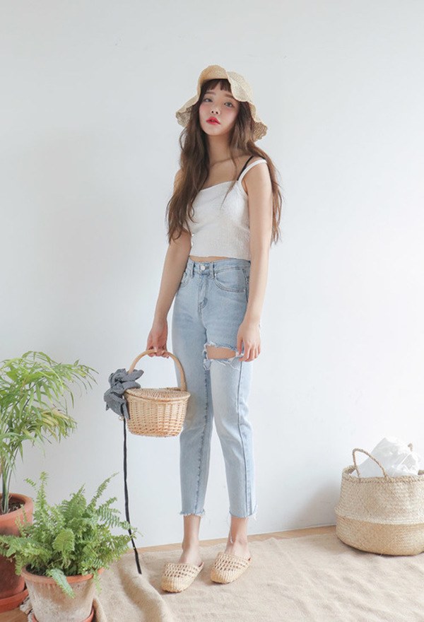 Những màn diện áo hai dây khiến dân tình nhức mắt: Chị em xem ngay để rút kinh nghiệm - 9