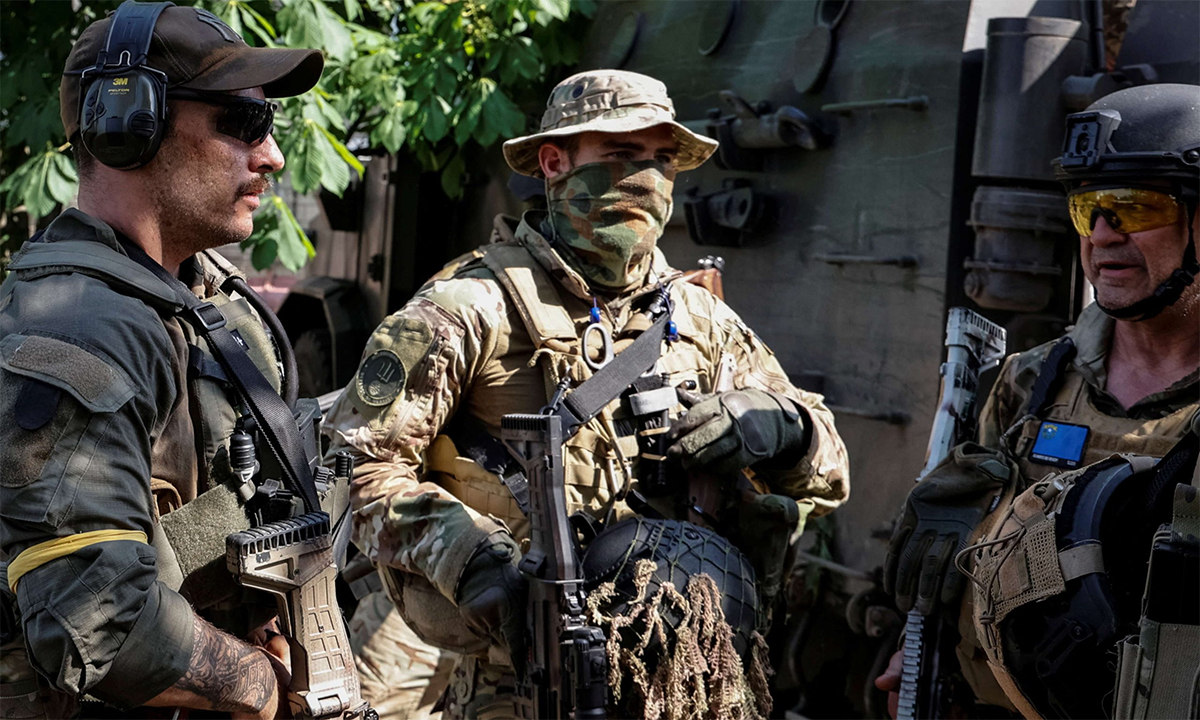 Các tay súng nước ngoài chiến đấu cùng binh sĩ Ukraine ở Severodonetsk, tỉnh Lugansk ngày 2/6. Ảnh: Reuters.