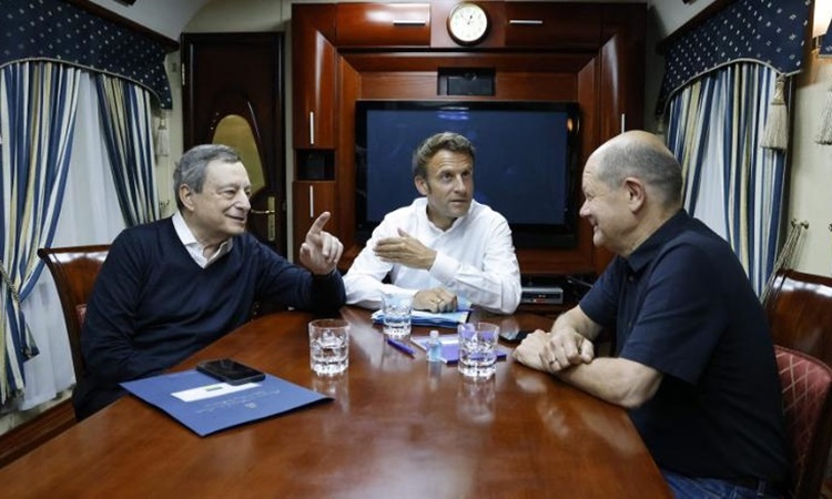 Từ trái qua, Thủ tướng Italy Mario Draghi, Tổng thống Pháp Emmanuel Macron và Thủ tướng Đức Olaf Scholz trên chuyến tàu tới Kiev khởi hành từ Ba Lan ngày 16/6. Ảnh: AFP.