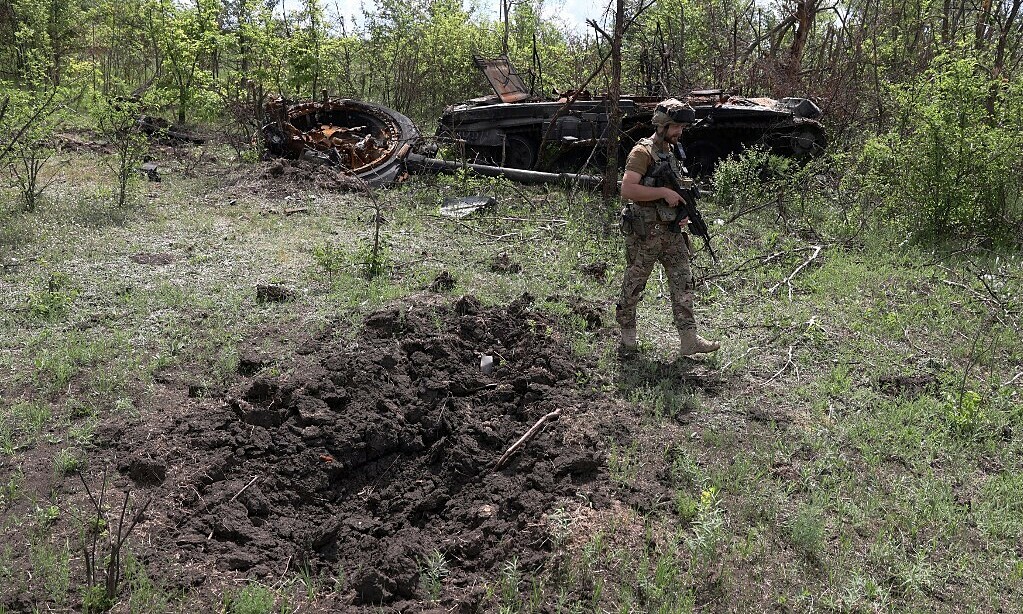 Quân nhân Ukraine kiểm tra một cứ điểm mà lực lượng Nga vừa rút khỏi gần làng Bilogorivka, không xa thành phố Lysychansk thuộc tỉnh Lugansk, ngày 17/6. Ảnh: AFP.