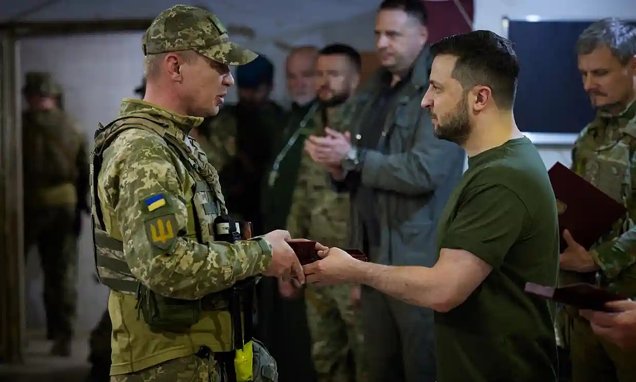 Tổng thống Ukraine Volodymyr Zelensky (phải) trao huân chương cho binh sĩ tại thành phố Mykolaiv hôm 18/6. Ảnh: Reuters.