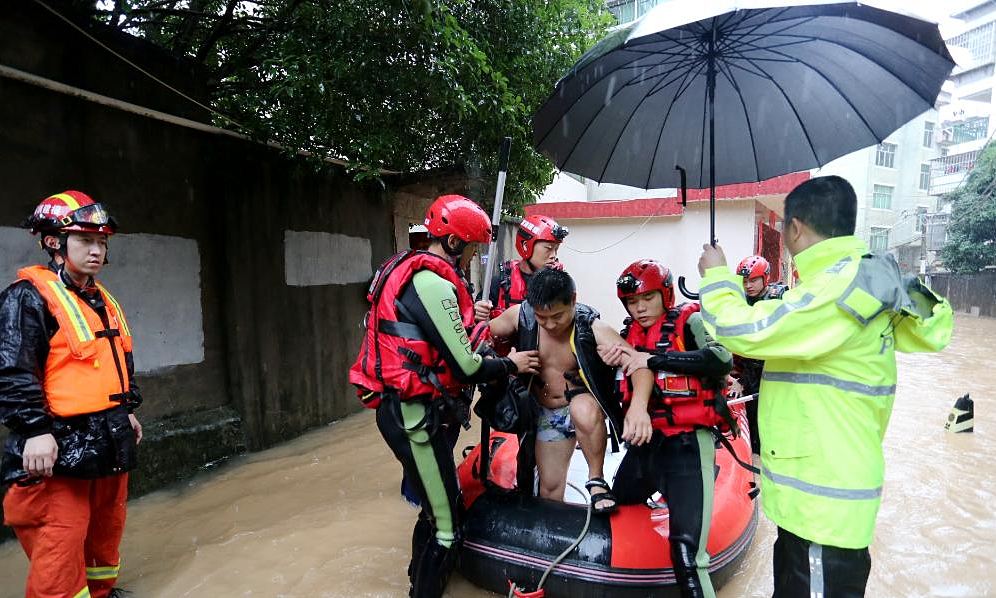 Nhân viên cứu hộ giải cứu người bị mắc kẹt trong nước lũ Nam Bình, tỉnh Phúc Kiến ngày 18/6. Ảnh: Xinhua.
