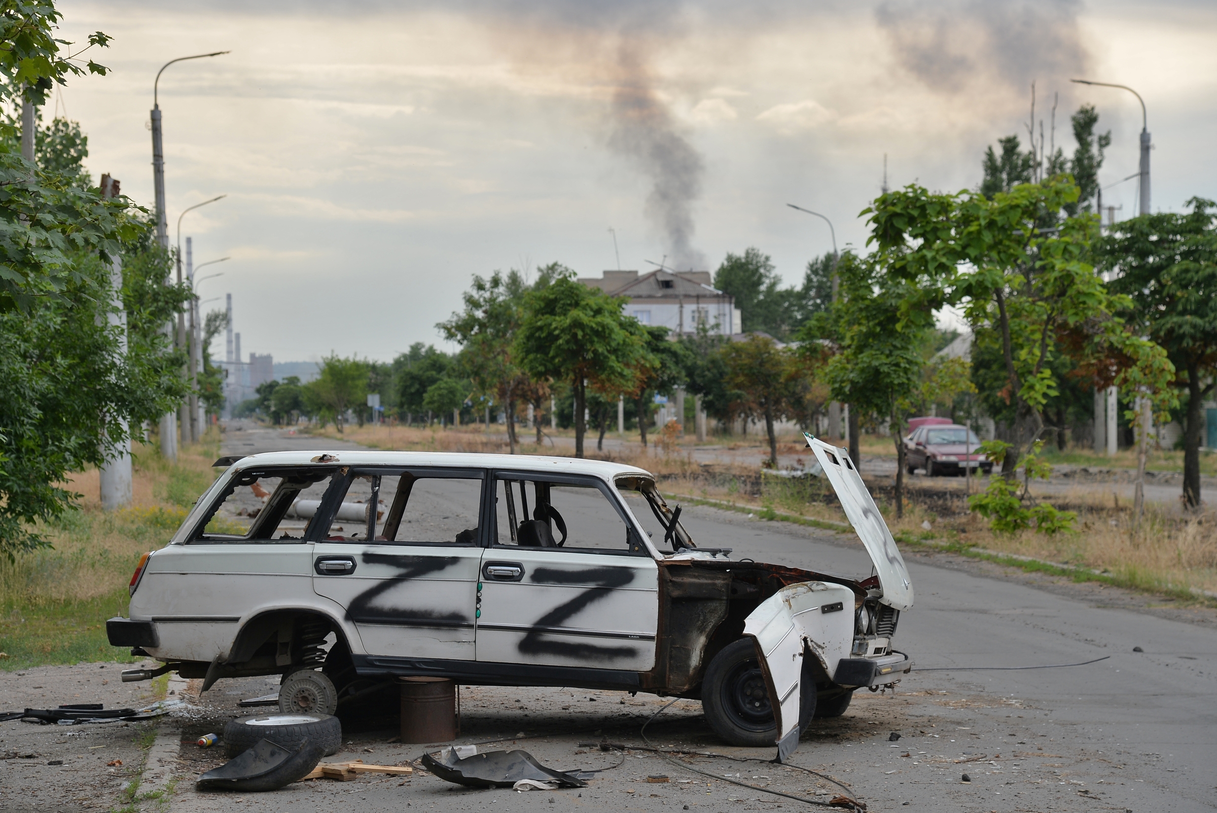 Chiếc ôtô bị hư hại trên đường phố Severodonetsk, miền đông Ukraine, hôm 18/6. Ảnh: AFP.