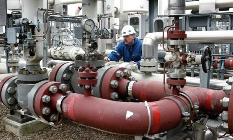 Một công nhân tại cơ sở lưu trữ khí đốt Rehden của Đức, hiện do tập đoàn Gazprom, Nga, điều hành. Ảnh: AP.