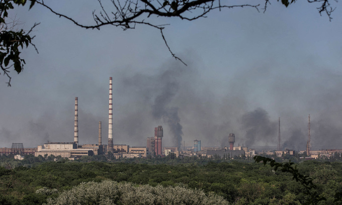 Khói đen bốc lên từ khu vực nhà máy hóa chất Azot ở thành phố Severodonetsk, thuộc tỉnh Lugansk, miền đông Ukraine, hôm 10/6. Ảnh: Reuters.