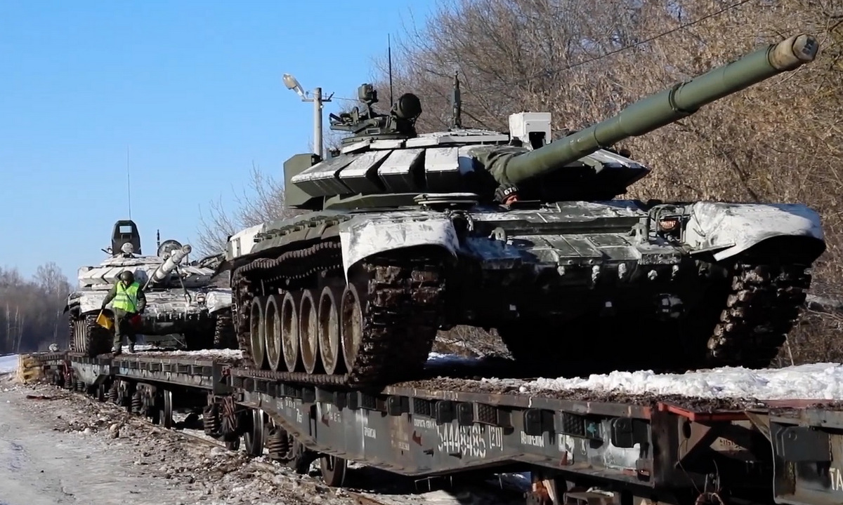 Đoàn tàu vận chuyển xe tăng Nga gần biên giới Ukraine hôm 16/2. Ảnh: BQP Nga.