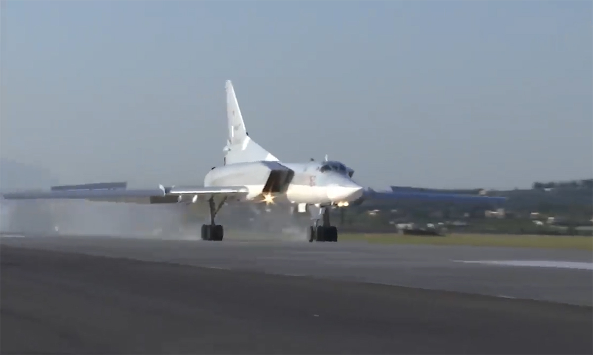 Oanh tạc cơ Nga Tu-22M3 hạ cánh xuống căn cứ Hmeimim tại Syria ngày 25/5/2021. Ảnh: Zvezda.