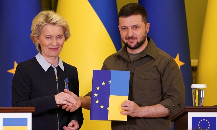 Chủ tịch Ủy ban châu Âu Ursula von der Leyen (trái) và Tổng thống Ukraine Volodymyr Zelensky tại Kiev hôm 8/4. Ảnh: Reuters.