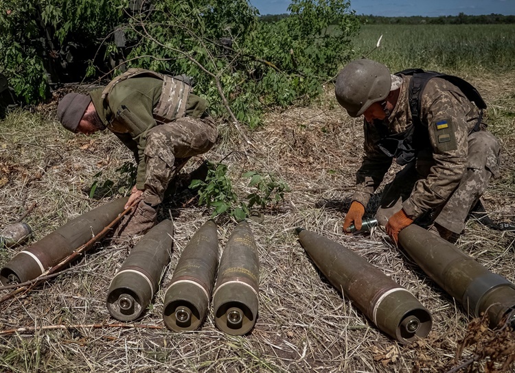 Các quân nhân Ukraine chuẩn bị đạn cho lựu pháo M777 ở vùng Donetsk hôm 6/6. Ảnh: Reuters.