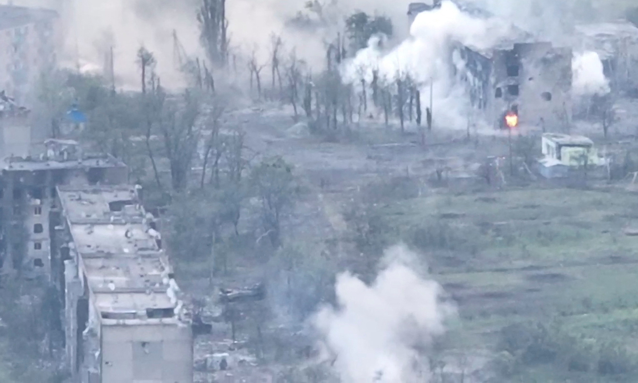 Hình ảnh pháo kích ở làng Toshkivka, tỉnh Lugansk, miền đông Ukraine được công bố hôm 19/6. Ảnh: Reuters.