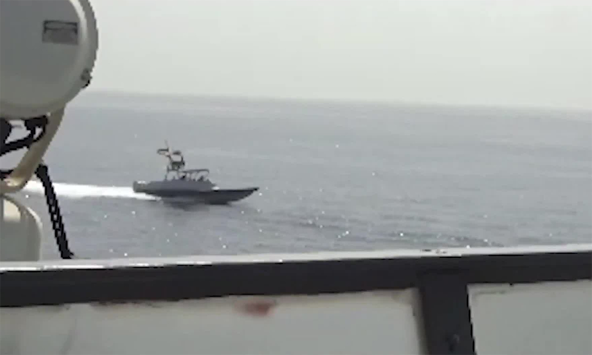 Xuồng vũ trang Iran áp sát tàu hải quân Mỹ