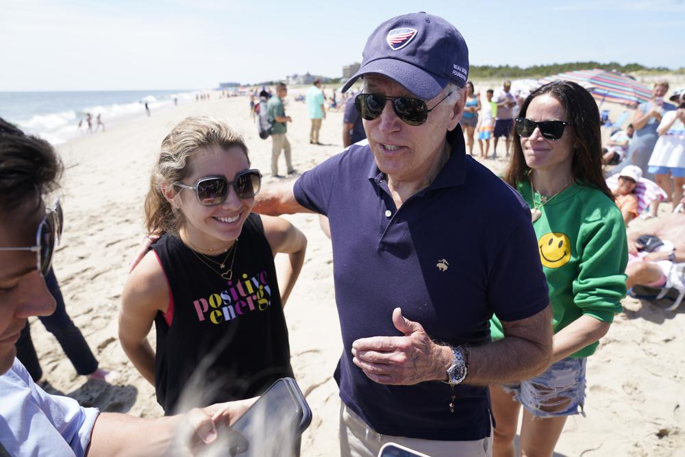Tổng thống Joe Biden trả lời truyền thông khi đi dạo với cháu gái Natalie Biden (trái) và con gái Ashley Biden (phải) tại thành phố Rehoboth Beach, bang Delaware, Mỹ ngày 20/6. Ảnh: AP.
