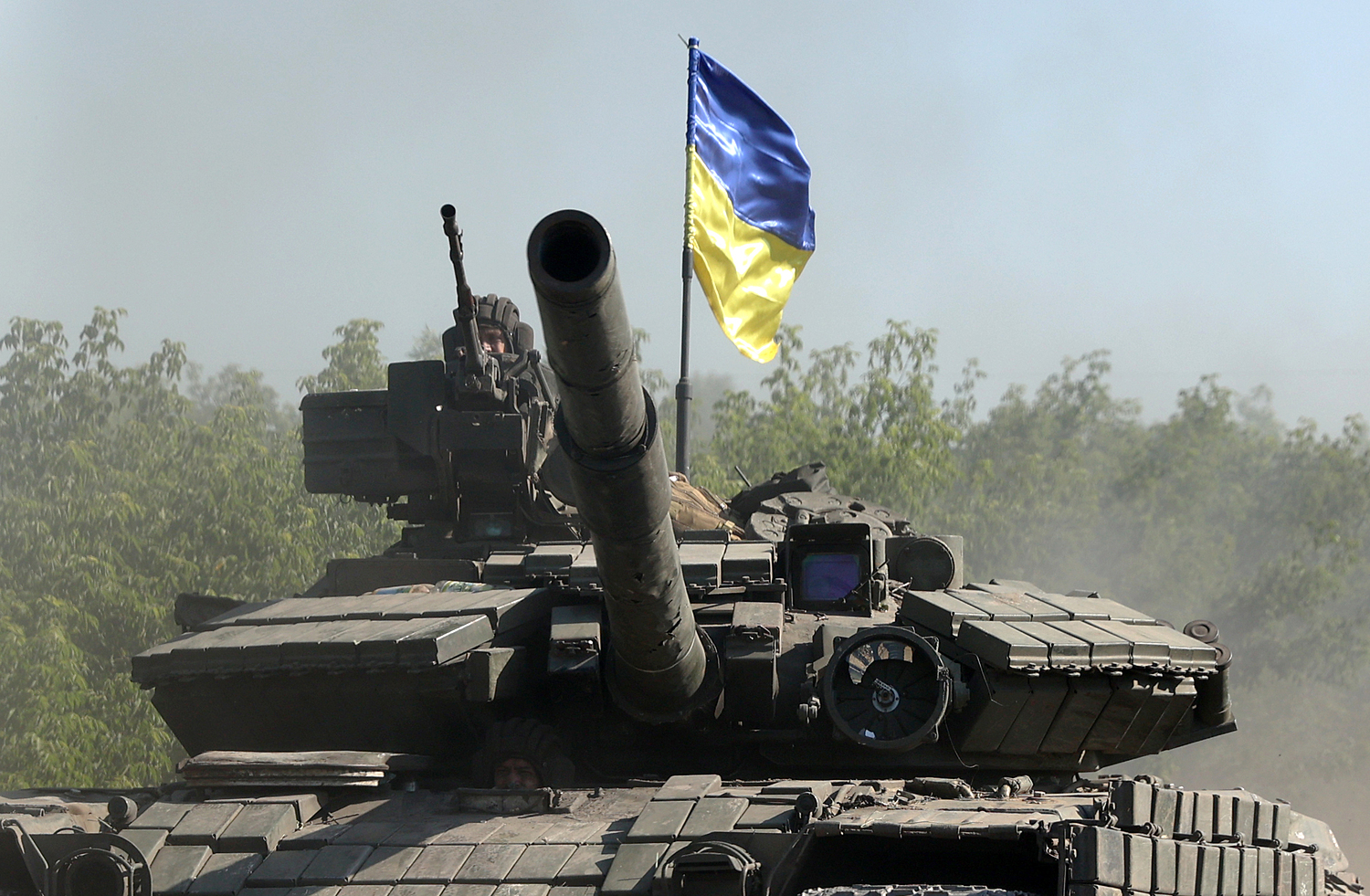Xe tăng quân đội Ukraine di chuyển trên một con đường ở khu vực Donbass, miền đông Ukraine ngày 21/6. Ảnh: AFP.