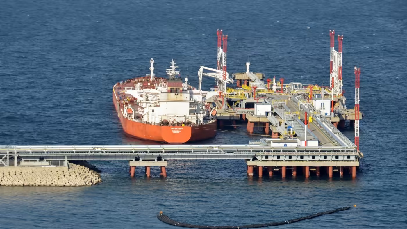 Một tàu chở dầu cập cảng Transneft-Kozmino ở vùng viễn đông của Nga. Ảnh: Reuters